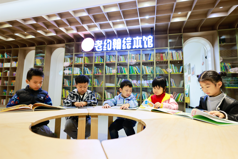 11月6日，孩子們圍在一起閱讀繪本。(3152226)-20221110115039_副本.jpg
